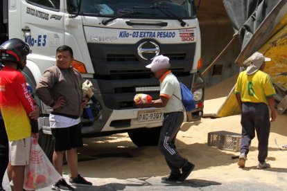 Algunos aprovecharon para llevar pollo para almuerzo.