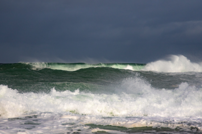 Intenso oleaje impactará contra la costa ecuatoriana.