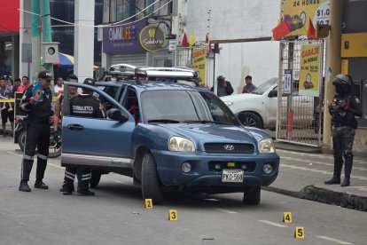 Agentes de Criminalística levantaron trece casquillos, diez de ellos en la calzada.