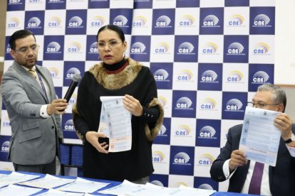 Diana Atamaint recordó que las papeletas reales cuentan con múltiples medidas de protección.