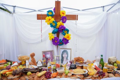 En la ´mesa de muertos´ se colocan las fotos de los difuntos para guiar sus almas al festín