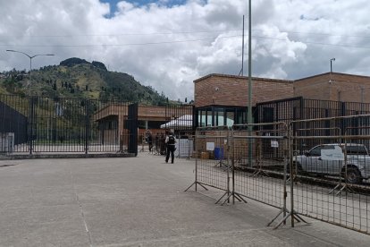 En la cárcel regional de Azuay se reportó la muerte de dos internos.