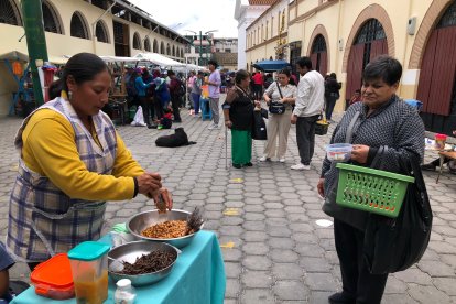 En Latacunga, aprovechan el feriado por el Día de los Difuntos.