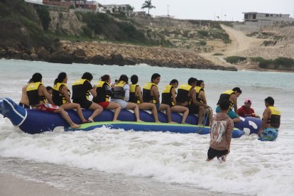 Los turistas disfrutan de la adrenalina en el mar en el primer día del feriado