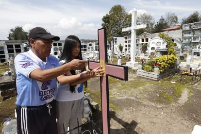 Muchos habitantes les ‘tunean’ a los espacios donde descansan sus seres queridos.