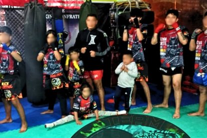El instructor con un grupo de alumnos que recibían clases de artes marciales.