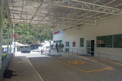 Un joven venezolano murió tras recibir un disparo en el cuello cuando libaba con un amigo en su departamento en Baños de Agua Santa.