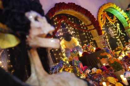 El altar de Día de Muertos dedicado a exfutbolistas como el brasileño Pelé.