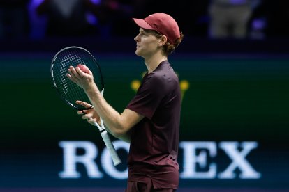 Jannik Sinner festeja tras vencer al canadiense Felix Auger-Aliassime por 6-4 y 7-6(4