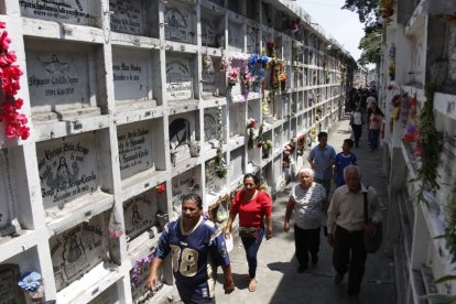 Familias guayaquileñas visitan a sus difuntos en su día.