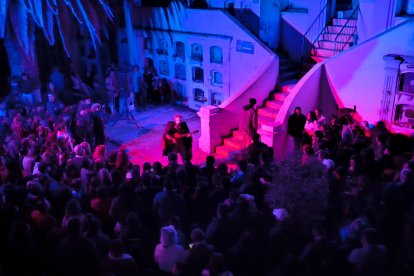 Entre las tumbas recordaron historias y personajes de la provincia de Chimborazo.