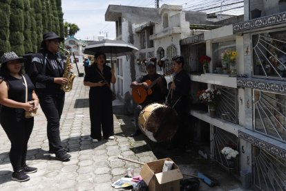 La agrupación mezclan instrumentos andinos con tradicionales.