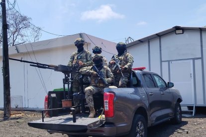 Personal militar junto con el arma incautada.