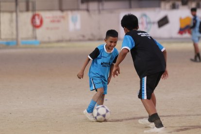 El pequeño Matías (i) suele jugar en la misma categoría que su primo Luis.