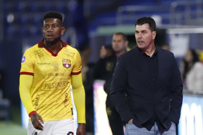 Ismael Rescalvo gesticula desde el banquillo visitante en el estadio Banco Guayaquil.