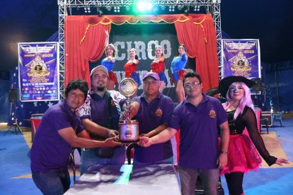 La copa del congreso internacional de circos es llevada con antelación a la sede anual del evento.