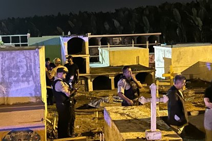 El cuerpo quedó inerte junto a una lápida.