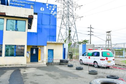 Ambulancia ingresó a la cárcel Regional de Guayaquil la mañana del 3 de noviembre.