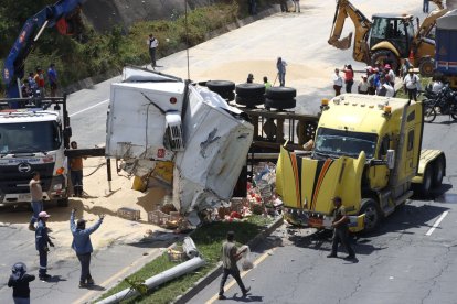 El tráiler amarillo registra multas por USD 411, debido a exceso de velocidad.