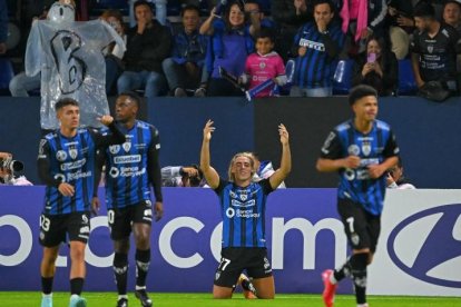 Claudio Spinelli (de rodillas) es el goleador de Independiente del Valle en una temporada exitosa en 2025 de LigaPro.