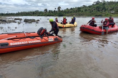 Bomberos de Quinindé, Puerto Quito y La Concordia participan en las labores de búsqueda en el caudaloso río Blanco.