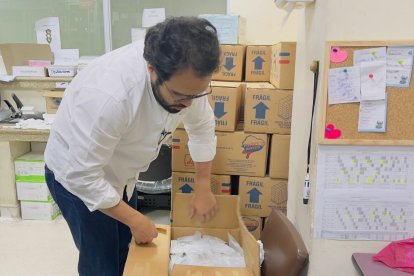 Édgar Lama, presidente del Consejo Directivo del IESS, examina insumos médicos durante un recorrido en hospitales del IESS.