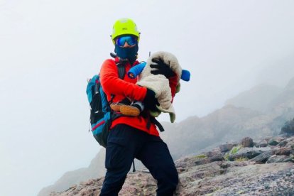Los socorristas pusieron al bebé y a la madre a buen recaudo.