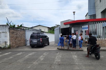 Familiares de los fallecidos acudieron la mañana de este miércoles al Centro Forense de Esmeraldas para realizar trámites y retirar los cuerpos.