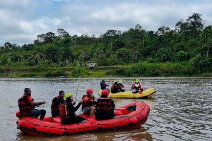 Efectivos y unidades de los cuerpos de Bomberos de La Concordia, Puerto Quito, Quinindé y La Unión participan con camionetas, botes y personal especializado en la búsqueda de Daniel Intriago en el río Blanco.