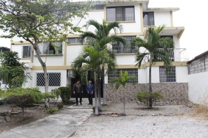 El fiscal Miguel Vélez realizó el reconocimiento de la vivienda acompañado de la Policía.