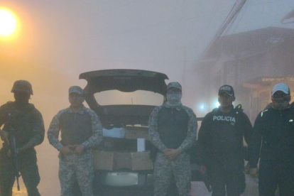 Los militares decomisaron más de 300 celulares, dinero y otros artículos electrónicos en Celica, Loja.