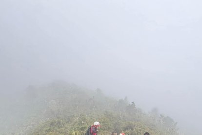 Bomberos  y policías especializados en montañas de varias provincias, recorren las faldas del Tungurahua en una búsqueda que no se detiene desde el domingo 2 de noviembre.