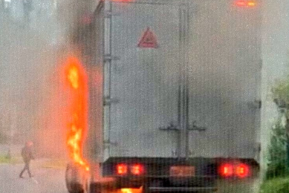 Camión se incendió en la avenida Simón Bolívar.