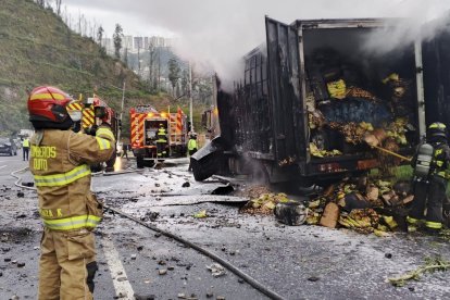 Uno de los neumáticos se recalentó y el fuego siguió al resto del vehículo.