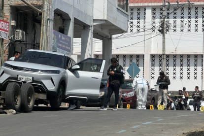 Una mujer fue asesinada a tiros en pleno centro de Manta. Un abogado resultó gravemente herido