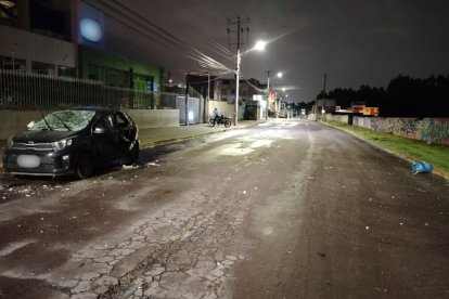 El vehículo fue colocado frente a una escuela de Quitumbe.