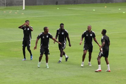 Jugadores de Emelec tuvieron su sesión de entrenamiento en la cancha del estadio George Capwell este jueves 6 de noviembre.