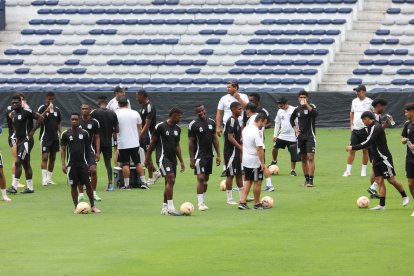 Jugadores de Emelec tuvieron su sesión de entrenamiento en la cancha del estadio Capwell este jueves 6 de noviembre.