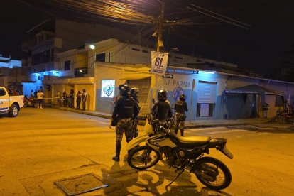 Agentes de la policía acordonaron el área donde ocurrió el ataque en un billar de Machala.