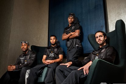 Nilson Angulo, Pedro Vite, John Yeboah y Leonardo Campana posan con la nueva camiseta de la selección ecuatoriana.
