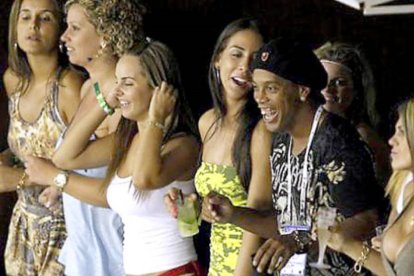 El astro del fútbol Ronaldinho se ha destacado fuera de las canchas por sus fiestas.