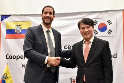 Autoridades ecuatorianas y surcoreanas firmaron el acuerdo que fortalecerá la conectividad nacional.