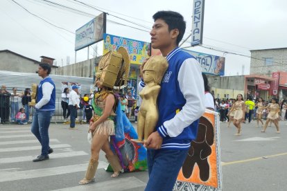 Jóvenes estudiantes de Santa Elena orgullosos muestran su cultura ancestral en el desfile por la provincialización