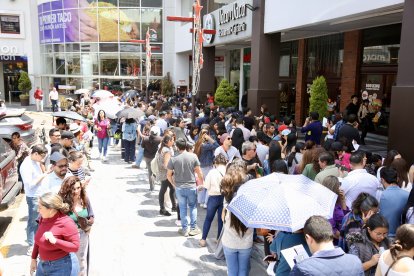 Se registran largas filas para canjear las entradas a los conciertos de Shakira.