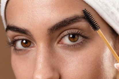 Pestañas más largas y cejas definidas con cuidado natural.