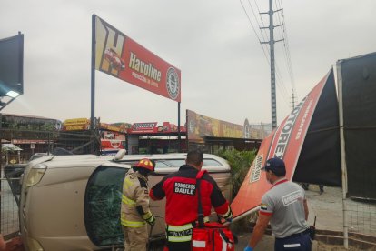 La víctima conducía su vehículo cuando fue atacada. Bomberos, policías y agentes de tránsito llegaron al lugar tras el incidente.