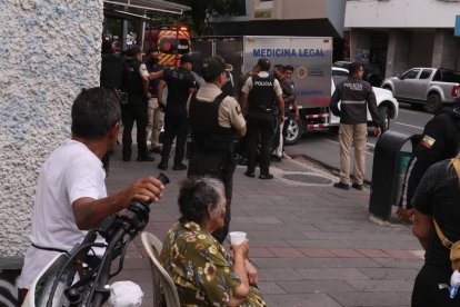 Tras las pericias, los cuerpos fueron levantados y trasladados en el vehículo de Medicina Legal.