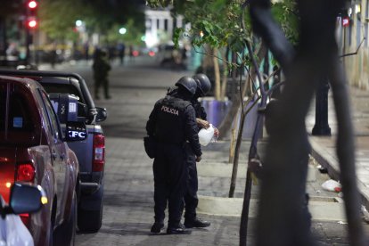 Agentes policiales acudieron para verificar el objeto encontrado.