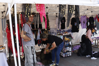 Los fanáticos pueden encontrar productos personalizados y souvenirs relacionados con el concierto de Shakira en Quito.
