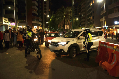 Asistentes al concierto de Shakira avanzan lentamente por la avenida De los Shyris, mientras el tránsito se ve afectado en la zona.